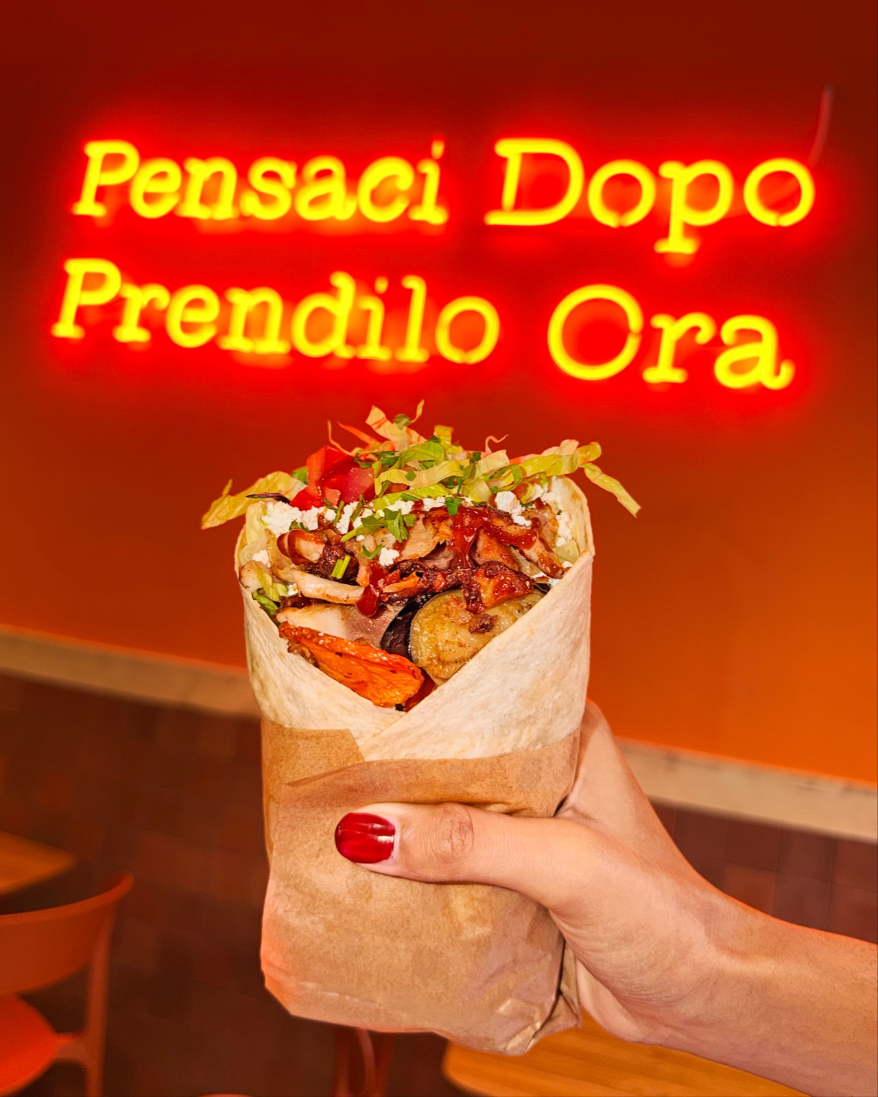 Una piadina KEBABBIAMO davanti all’insegna del locale
